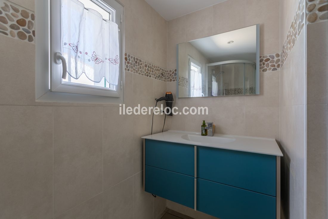 Photo 31 : SALLEDEBAIN d'une maison située à La Couarde-sur-mer, île de Ré.