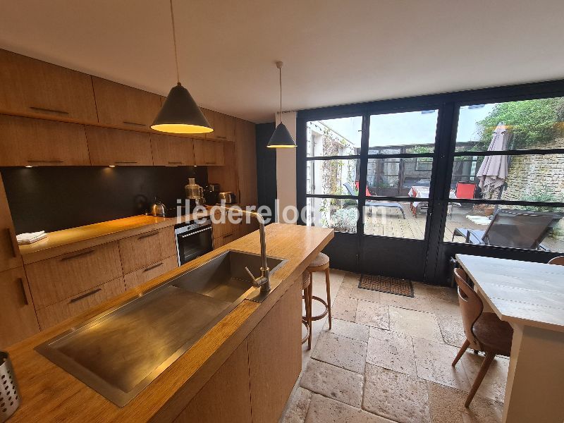 Photo 9 : CUISINE d'une maison située à La Couarde-sur-mer, île de Ré.