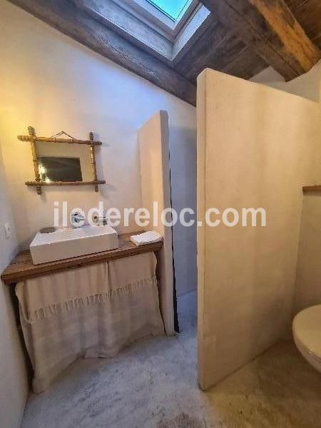 Photo 19 : SALLEDEBAIN d'une maison située à La Couarde-sur-mer, île de Ré.