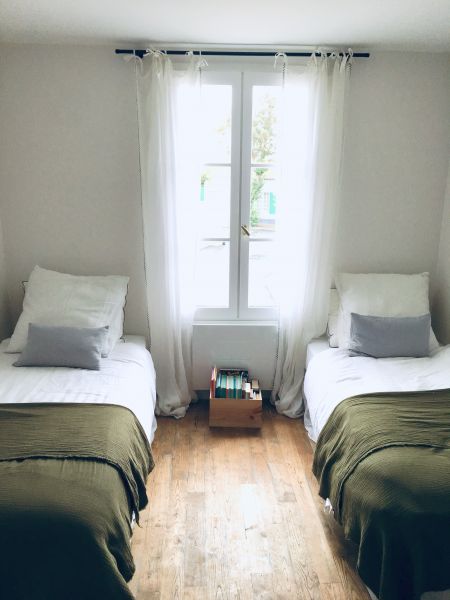 Photo 11 : CHAMBRE d'une maison située à Saint-Martin-de-Ré, île de Ré.