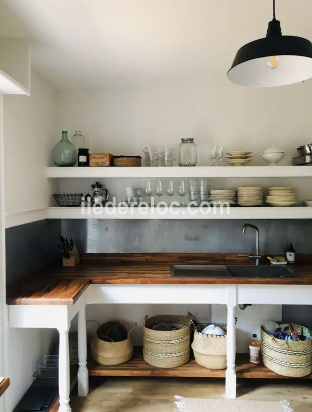 Photo 6 : CUISINE d'une maison située à Saint-Martin-de-Ré, île de Ré.
