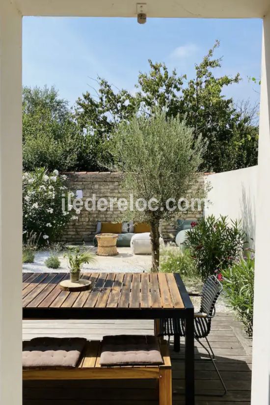 Photo 3 : TERRASSE d'une maison située à Saint-Martin-de-Ré, île de Ré.