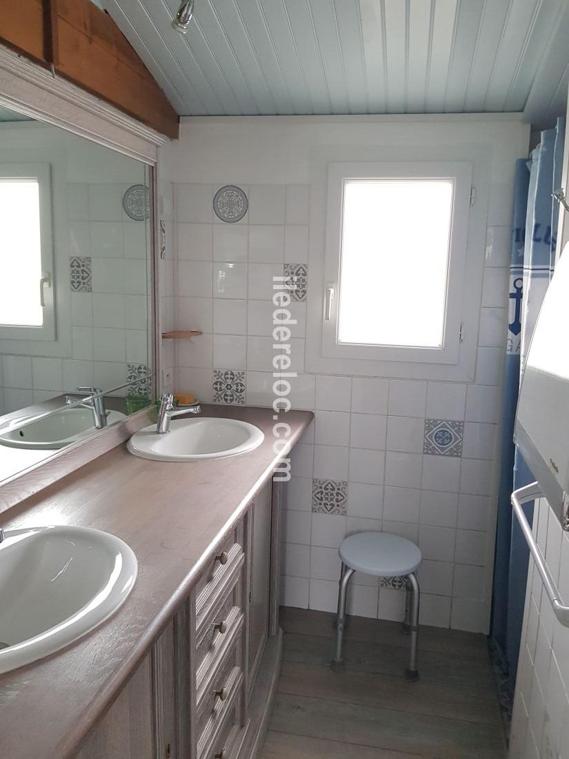 Photo 8 : SALLEDEBAIN d'une maison située à Saint-Clément-des-Baleines, île de Ré.