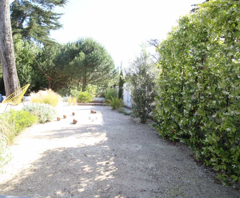 Photo 4 : JARDIN d'une maison située à Le Bois-Plage-en-Ré, île de Ré.