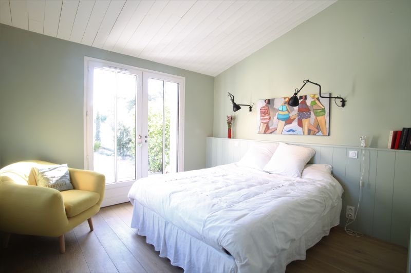 Photo 17 : CHAMBRE d'une maison située à Le Bois-Plage-en-Ré, île de Ré.