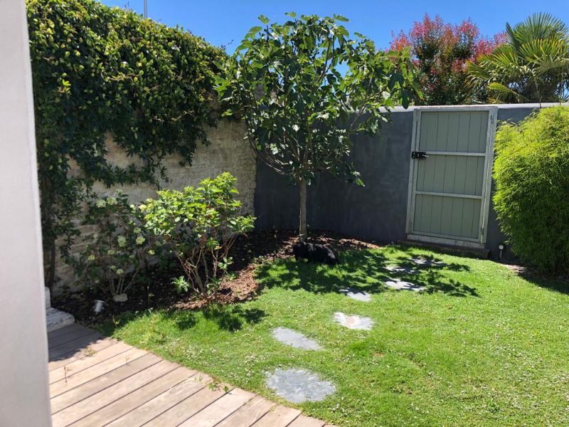 Photo 38 : JARDIN d'une maison située à Le Bois-Plage-en-Ré, île de Ré.