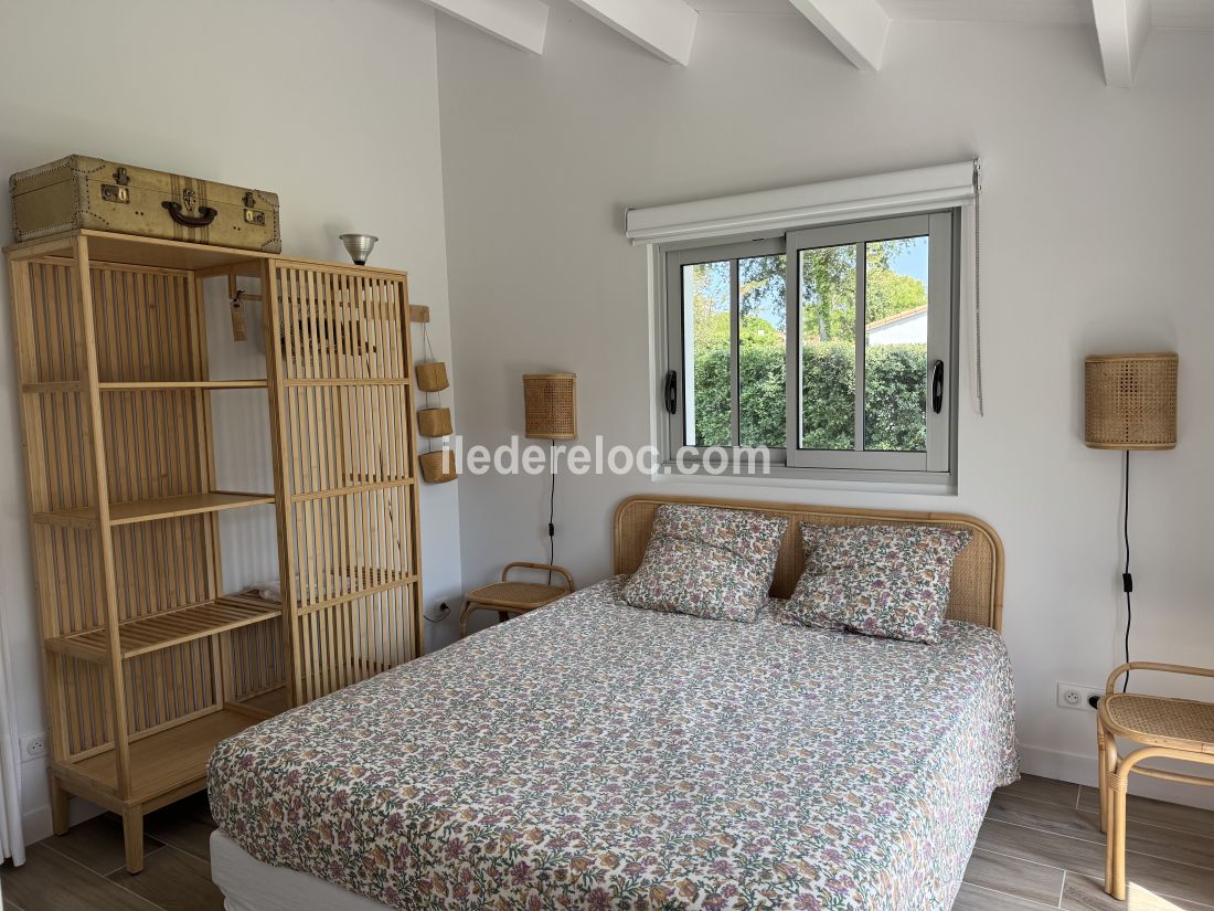 Photo 11 : CHAMBRE d'une maison située à Les Portes-en-Ré, île de Ré.