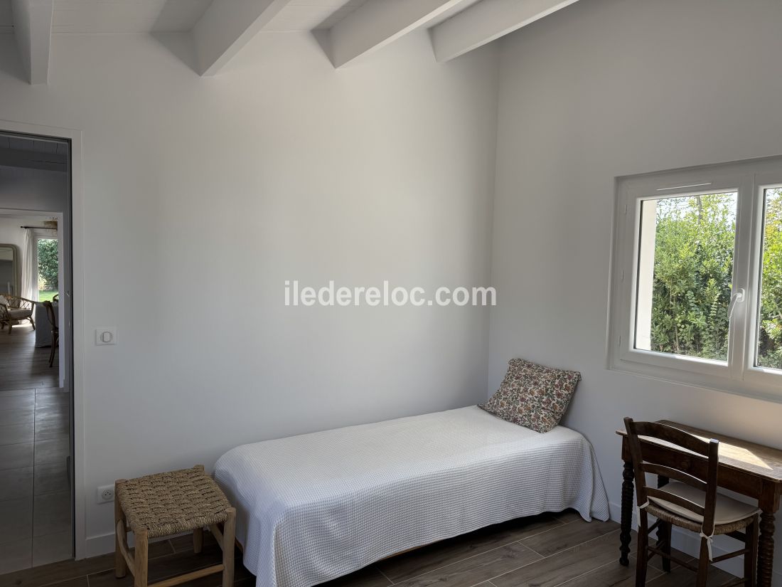 Photo 15 : CHAMBRE d'une maison située à Les Portes-en-Ré, île de Ré.