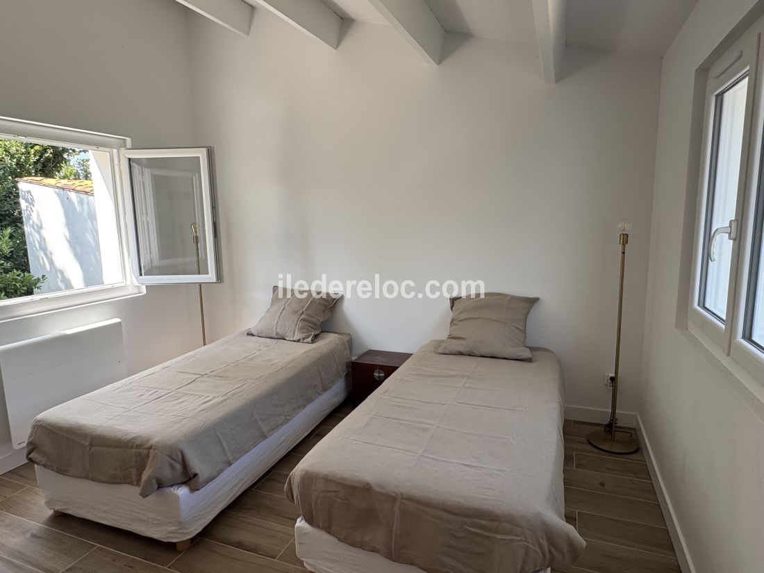 Photo 16 : CHAMBRE d'une maison située à Les Portes-en-Ré, île de Ré.
