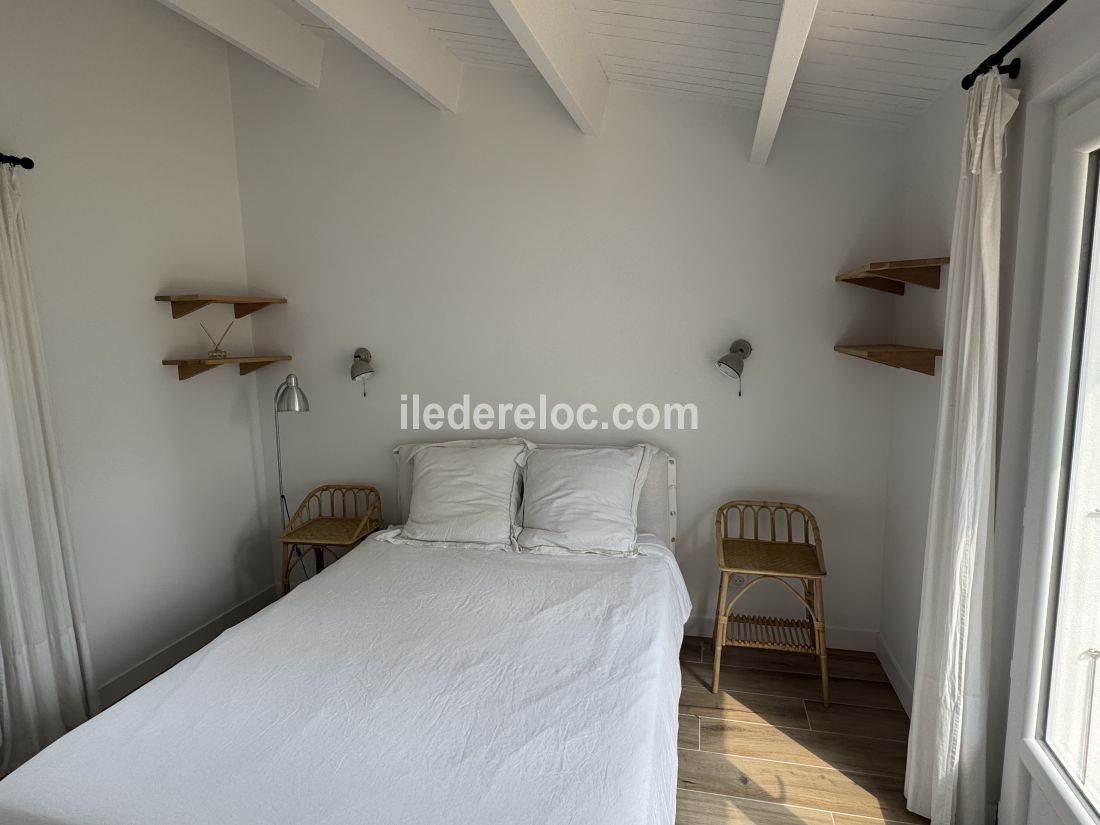 Photo 18 : CHAMBRE d'une maison située à Les Portes-en-Ré, île de Ré.