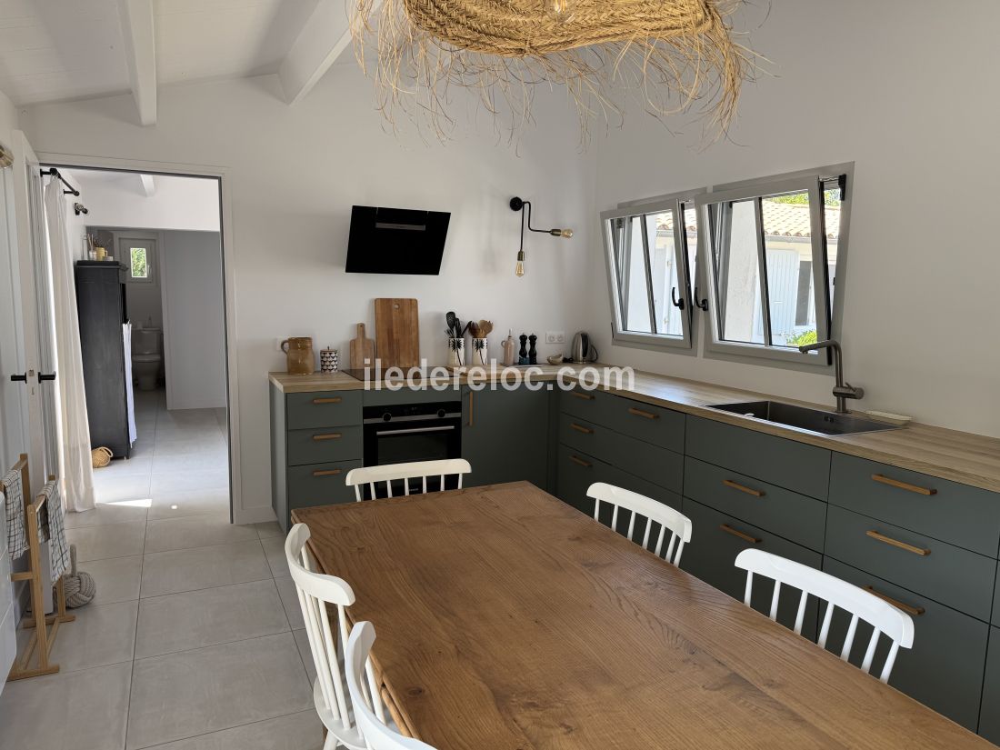 Photo 10 : CUISINE d'une maison située à Les Portes-en-Ré, île de Ré.