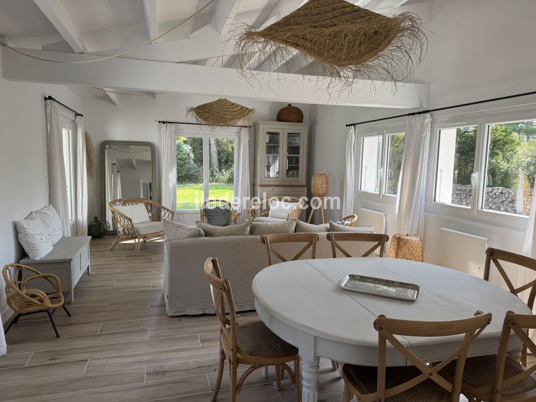 Photo 8 : SEJOUR d'une maison située à Les Portes-en-Ré, île de Ré.