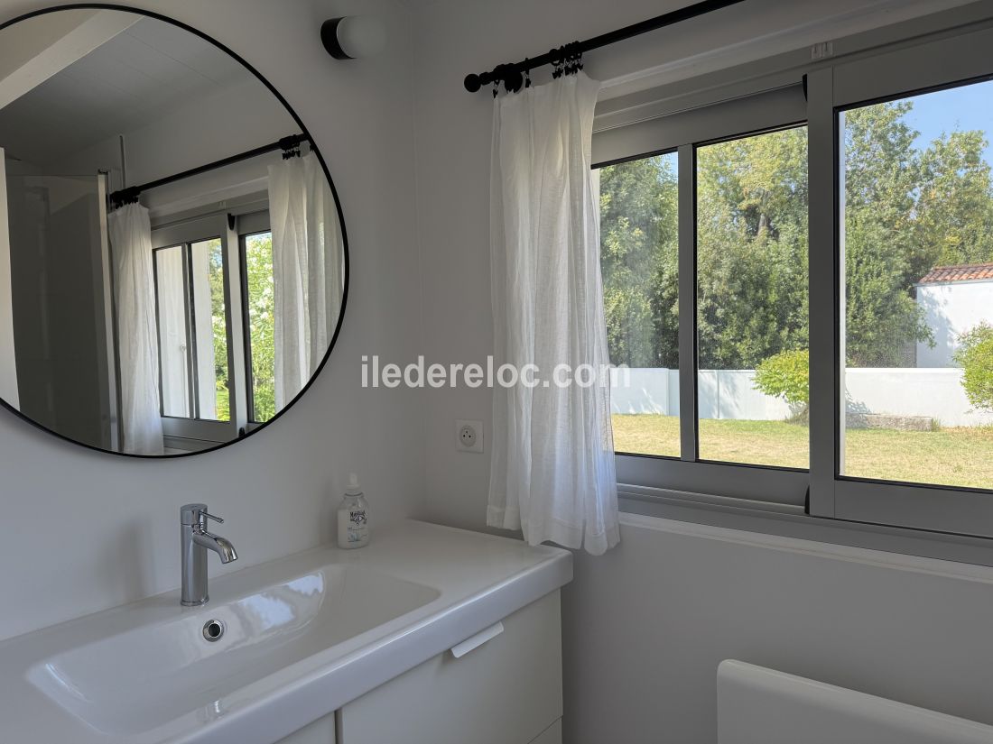 Photo 14 : SALLEDEBAIN d'une maison située à Les Portes-en-Ré, île de Ré.