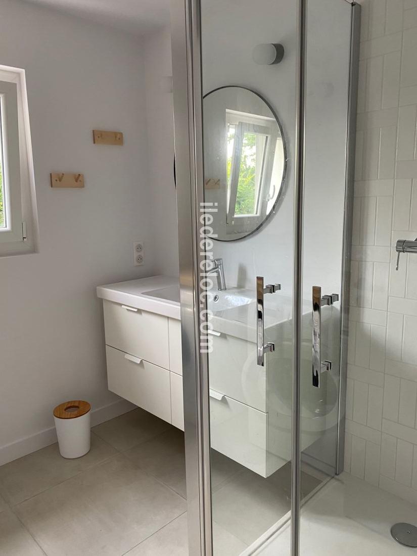 Photo 17 : SALLEDEBAIN d'une maison située à Les Portes-en-Ré, île de Ré.
