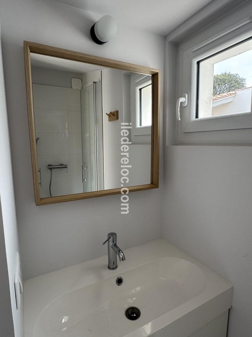 Photo 19 : SALLEDEBAIN d'une maison située à Les Portes-en-Ré, île de Ré.