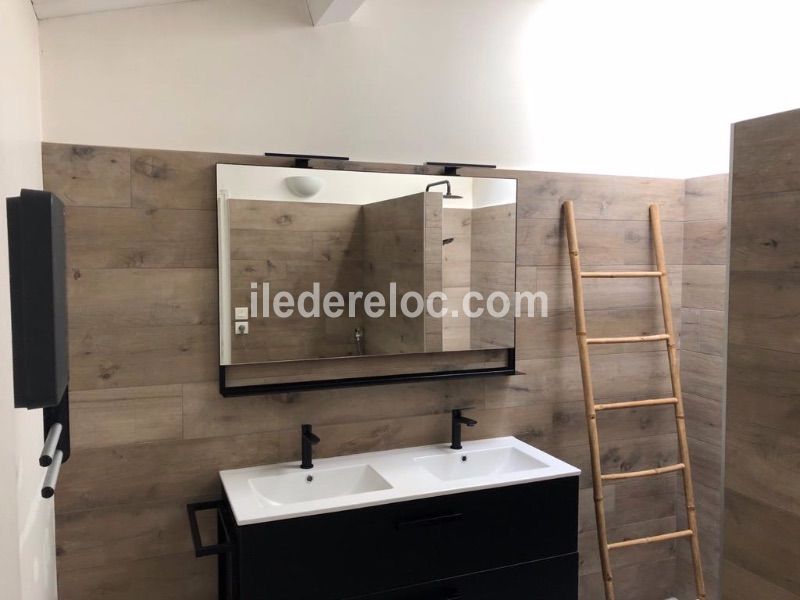 Photo 10 : SALLEDEBAIN d'une maison située à La Flotte-en-Ré, île de Ré.