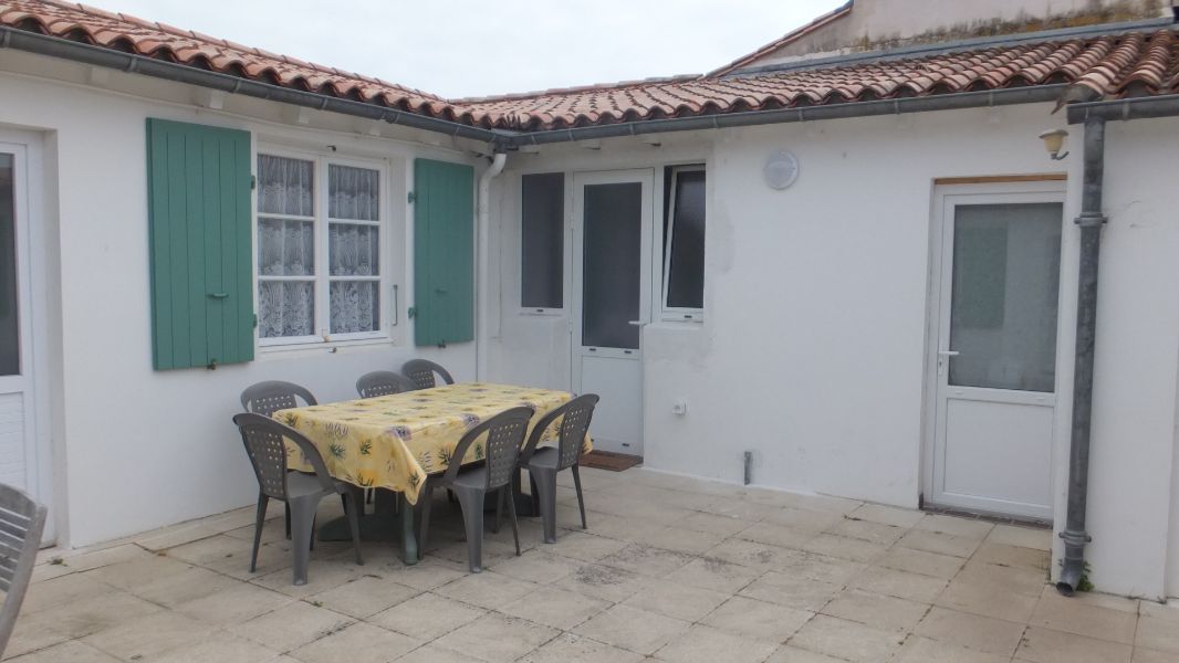 Photo 13 : TERRASSE d'une maison située à Ars en Ré, île de Ré.