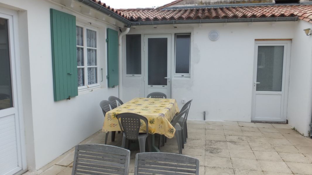 Photo 14 : TERRASSE d'une maison située à Ars en Ré, île de Ré.