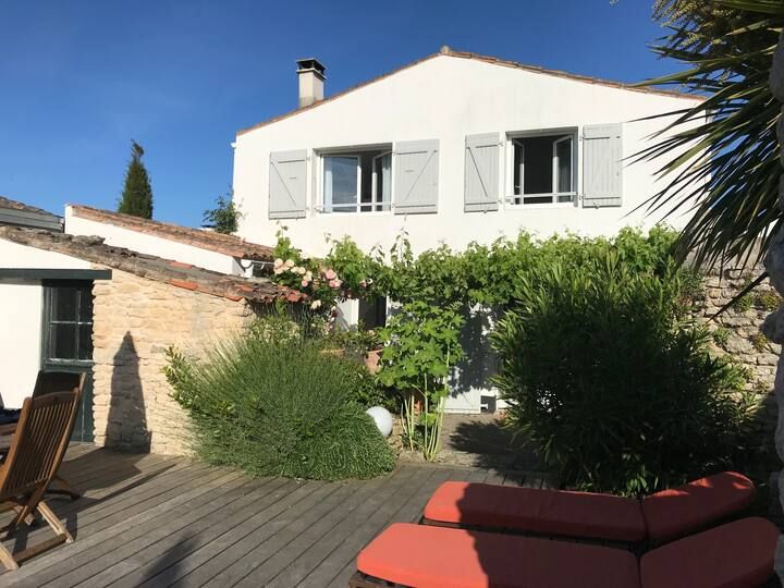 Photo 2 : TERRASSE d'une maison située à Loix, île de Ré.