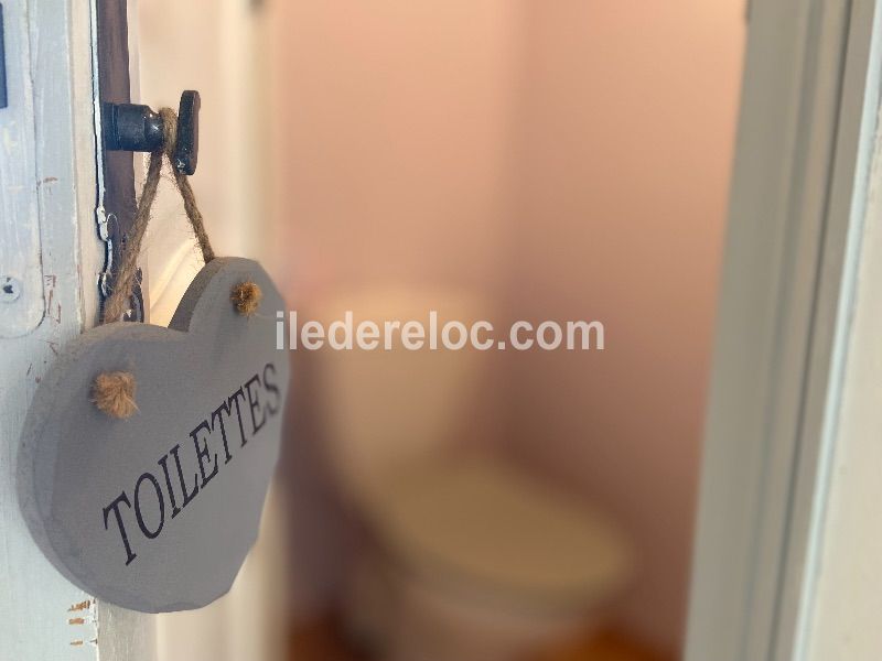 Photo 21 : WC d'une maison située à La Couarde-sur-mer, île de Ré.