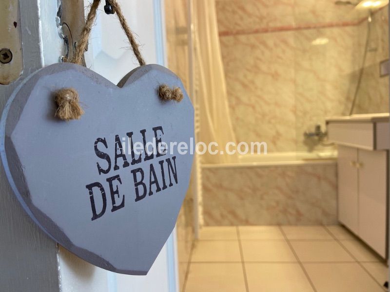 Photo 22 : SALLEDEBAIN d'une maison située à La Couarde-sur-mer, île de Ré.