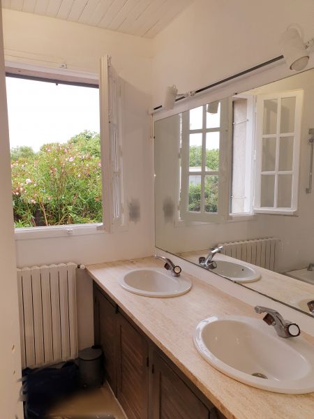 Photo 11 : SALLEDEBAIN d'une maison située à Saint-Clément-des-Baleines, île de Ré.