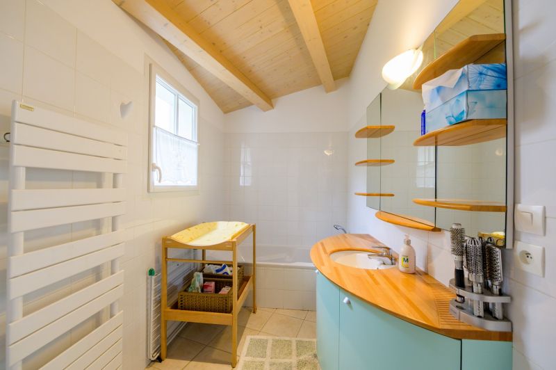 Photo 17 : SALLEDEBAIN d'une maison située à Le Bois-Plage-en-Ré, île de Ré.