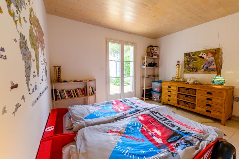 Photo 20 : CHAMBRE d'une maison située à Le Bois-Plage-en-Ré, île de Ré.