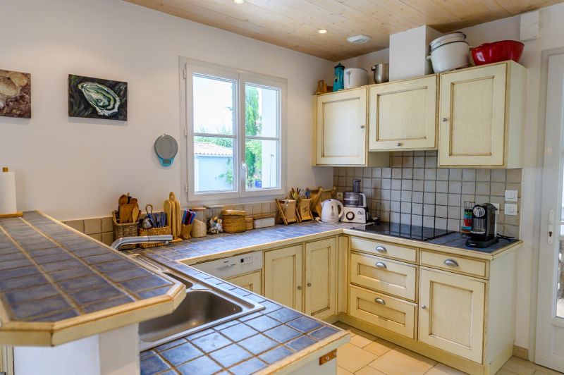 Photo 10 : CUISINE d'une maison située à Le Bois-Plage-en-Ré, île de Ré.