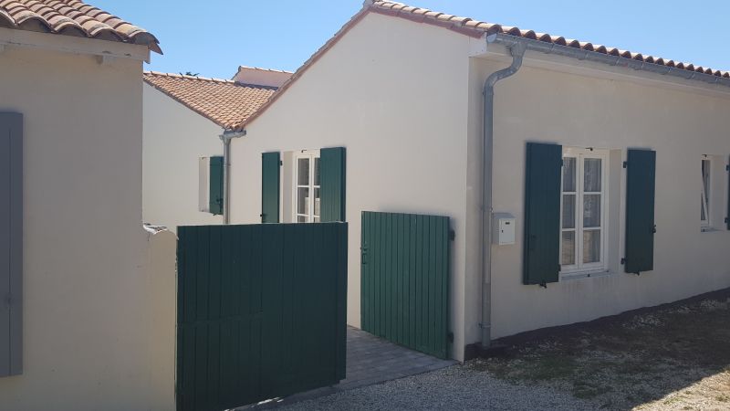 Photo 6 : EXTERIEUR d'une maison située à Le Bois-Plage-en-Ré, île de Ré.