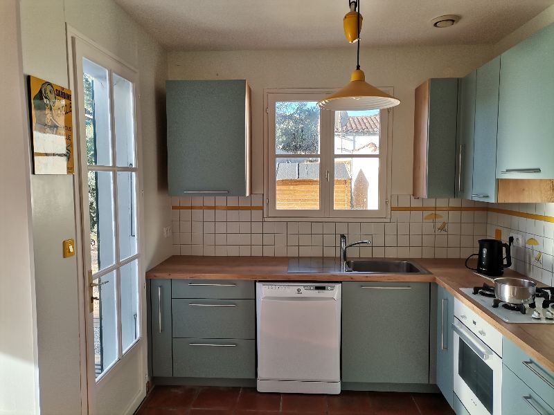 Photo 15 : CUISINE d'une maison située à Le Bois-Plage-en-Ré, île de Ré.