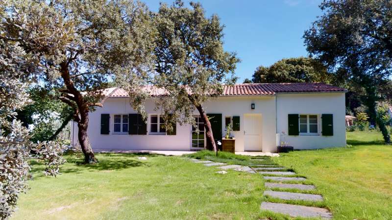 Photo 2 : EXTERIEUR d'une maison située à Sainte-Marie, île de Ré.