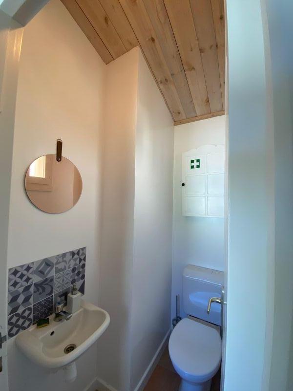 Photo 19 : WC d'une maison située à Saint-Martin-de-Ré, île de Ré.