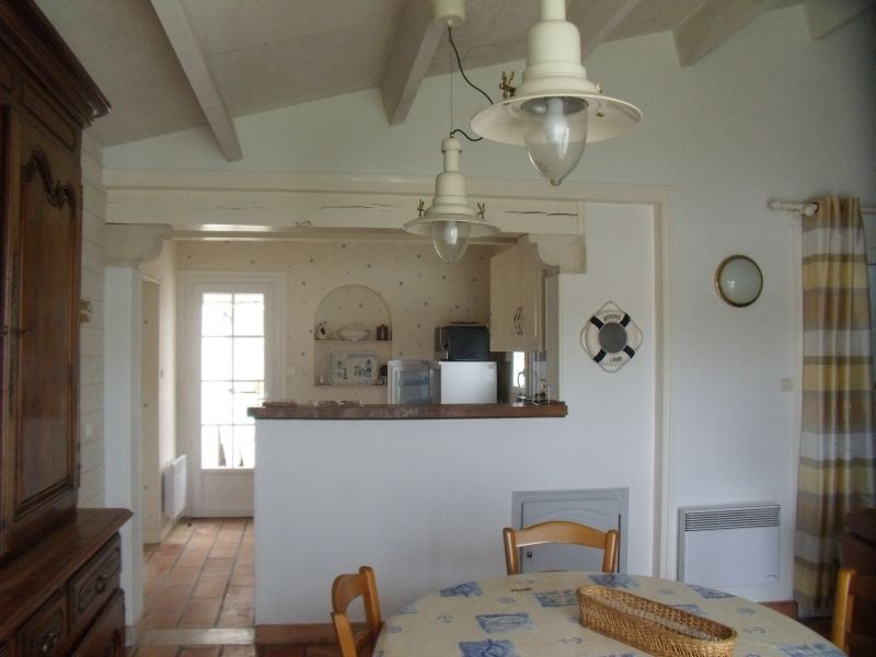 Photo 3 : CUISINE d'une maison située à La Couarde, île de Ré.