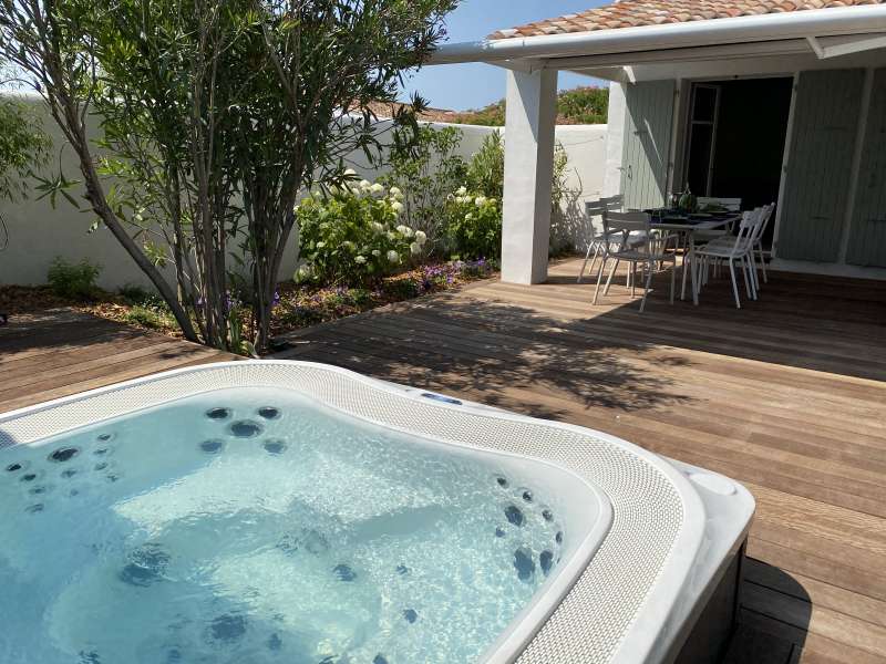 Photo 1 : TERRASSE d'une maison située à Sainte-Marie, île de Ré.