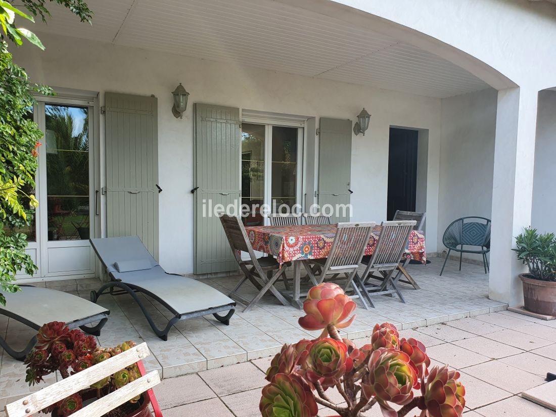 Photo 18 : TERRASSE d'une maison située à Ars en Ré, île de Ré.