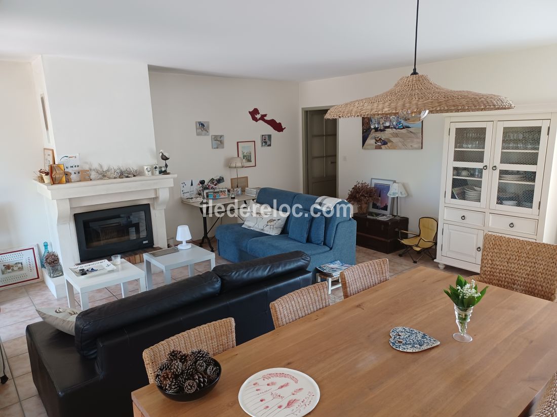 Photo 7 : SEJOUR d'une maison situ&eacute;e &agrave; Ars en R&eacute;, &icirc;le de R&eacute;.