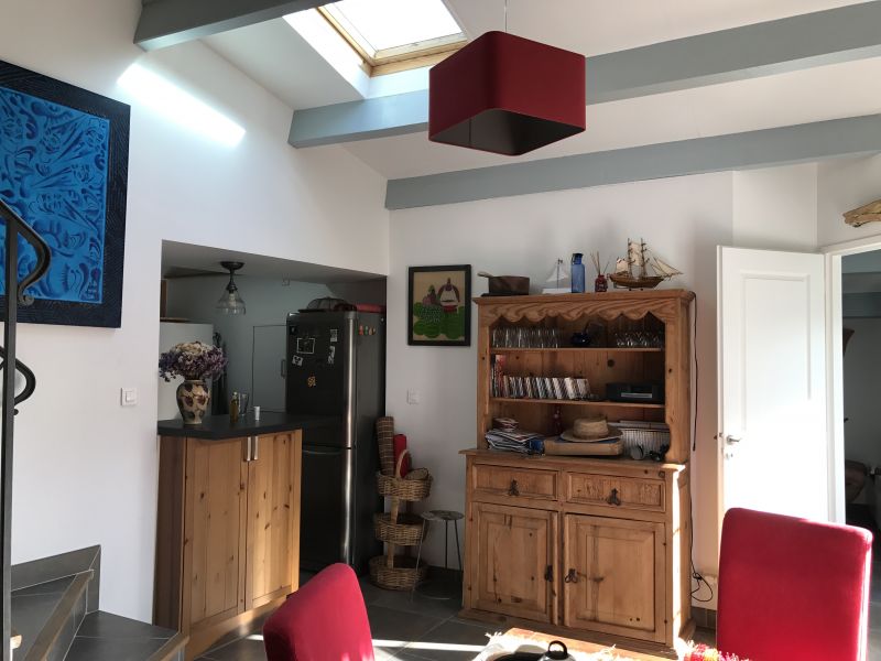Photo 4 : CUISINE d'une maison située à Loix, île de Ré.