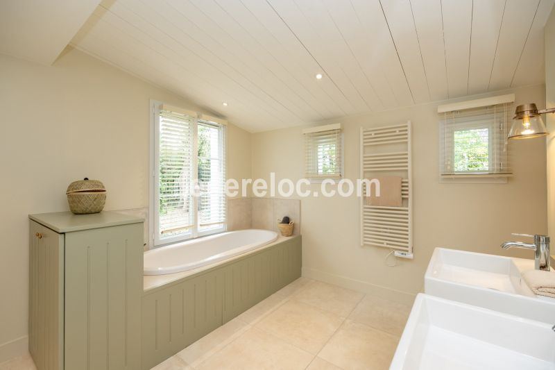 Photo 6 : SALLEDEBAIN d'une maison située à Les Portes, île de Ré.