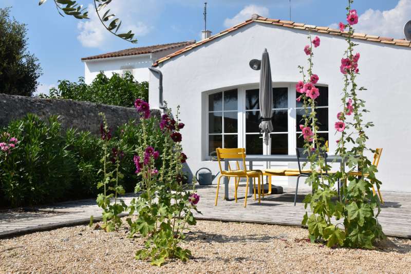 Photo 1 : TERRASSE d'une maison située à Loix, île de Ré.