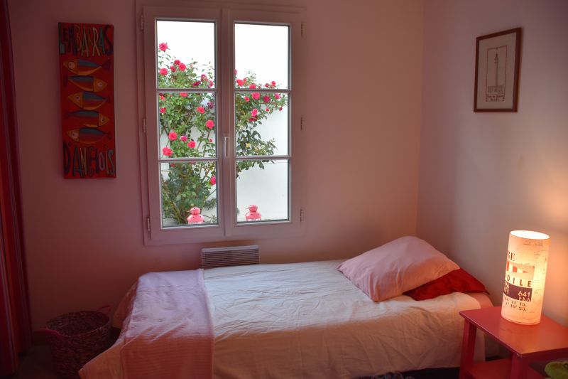 Photo 7 : CHAMBRE d'une maison située à Loix, île de Ré.