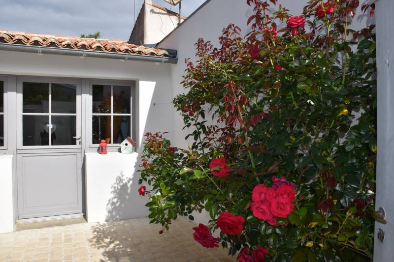 Photo 3 : PATIO d'une maison située à Loix, île de Ré.