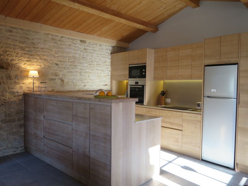 Photo 2 : CUISINE d'une maison située à Loix, île de Ré.