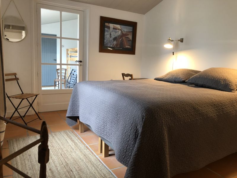 Photo 16 : CHAMBRE d'une maison située à La Couarde-sur-mer, île de Ré.