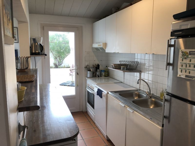 Photo 10 : CUISINE d'une maison située à La Couarde-sur-mer, île de Ré.