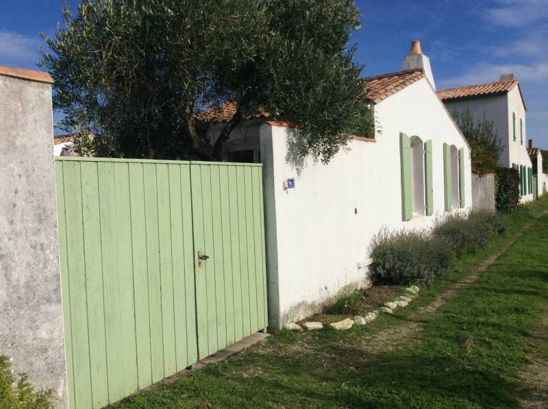 Photo 3 : EXTERIEUR d'une maison située à La Couarde-sur-mer, île de Ré.