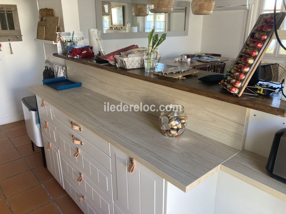 Photo 10 : CUISINE d'une maison située à La Couarde-sur-mer, île de Ré.