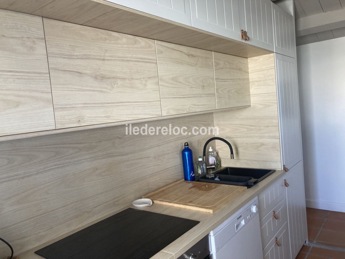 Photo 11 : CUISINE d'une maison située à La Couarde-sur-mer, île de Ré.