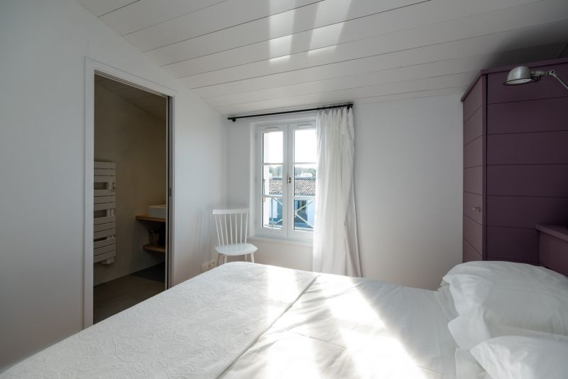 Photo 10 : CHAMBRE d'une maison située à La Flotte, île de Ré.