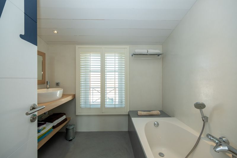 Photo 11 : SALLEDEBAIN d'une maison située à La Flotte, île de Ré.